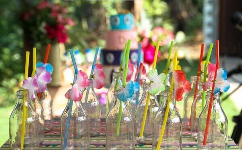 54- Garrafas com canudos decorados enfeitam a mesa de festa havaiana. Fonte: Pinterest
