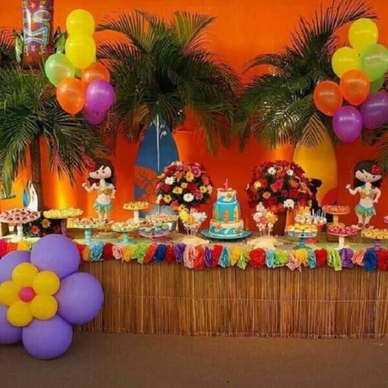 57- Festa havaiana infantil investe em cores e bonecos típicos. Fonte: Pinterest