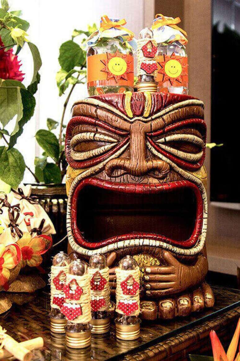 72- Escultura havaiana com lembrancinhas para os convidados decoram a mesa. Fonte: Constance Zahn