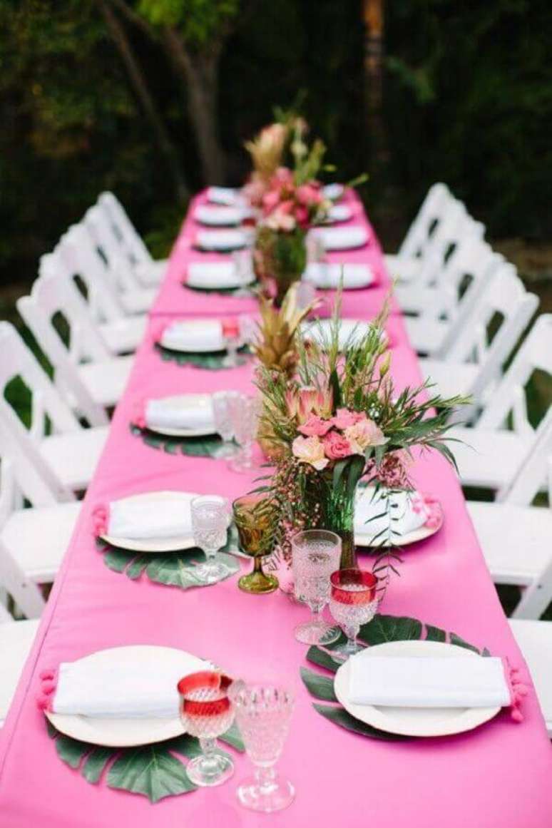 65-Em festa havaiana, a mesa tem sousplat de folha verde sob os pratos. Fonte: Pinterest