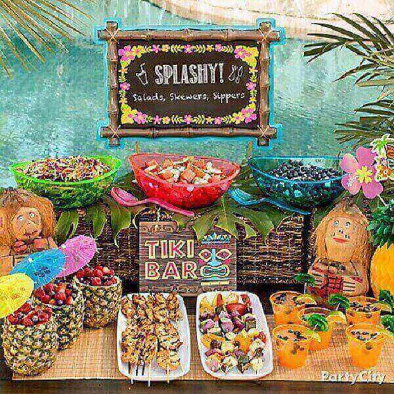 67- Mesa cuidadosamente arrumada fazem o colorido da festa havaiana. Fonte: Guia Tudo Festa