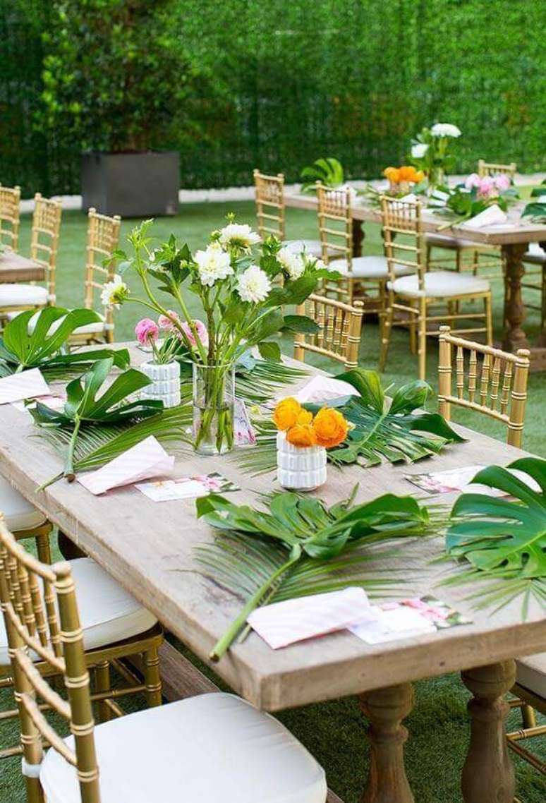 68- A toalha da mesa é substituída por folhas verdes em festa havaiana. Fonte: A minha festinha.
