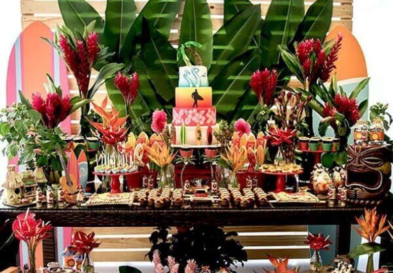 71- Festa havaiana para crianças tem vários elementos decorativos coloridos. Fonte: Constance Zahn