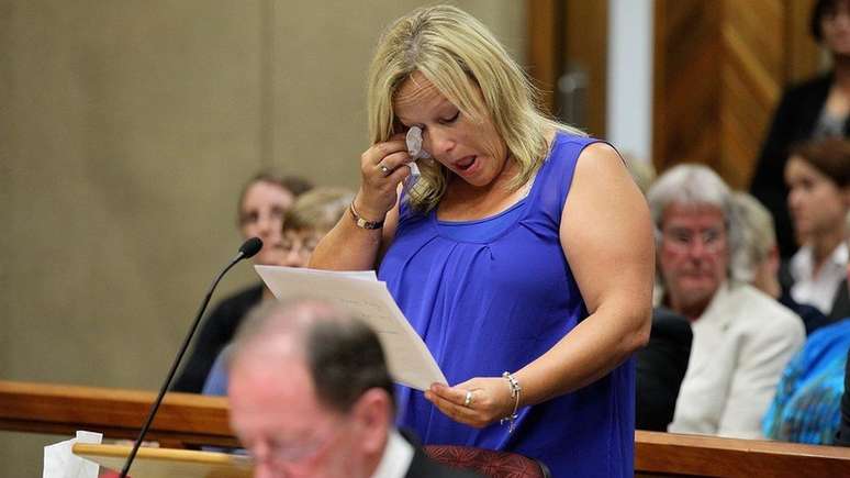 Lee-Anne Cartier l&ecirc; seu depoimento durante o julgamento