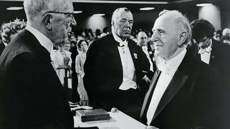 Kuznets (à direita) quis fazer algo muito diferente da concepção atual do PIB; na imagem, ele aparece recebendo o prêmio Nobel de Economia, em 1971
