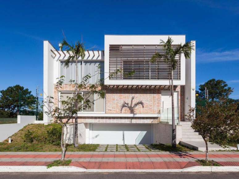 42. Modelo de casa com tr&ecirc;s n&iacute;veis de andar de forma muito moderna