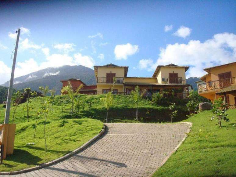 44. Casa de condom&iacute;nio com dois andares