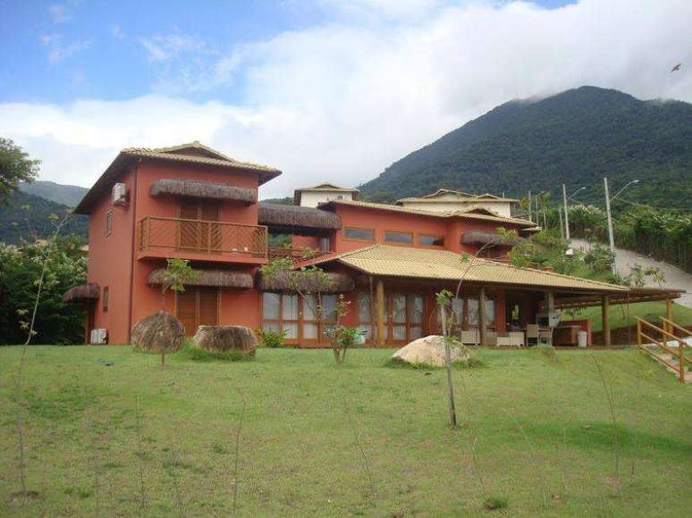 45. Os modelos de casas com a fachada pintada de vermelho s&atilde;o uma &oacute;tima op&ccedil;&atilde;o