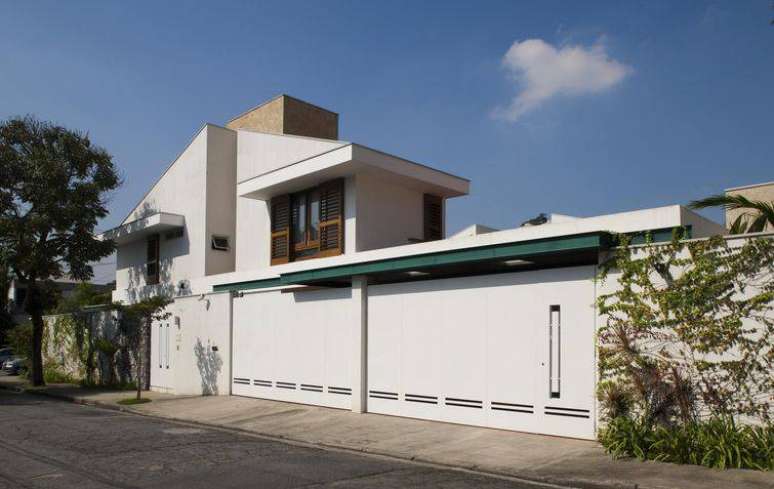 47. Modelos de casas com port&atilde;o e muros extensos s&atilde;o comuns em centros urbanos