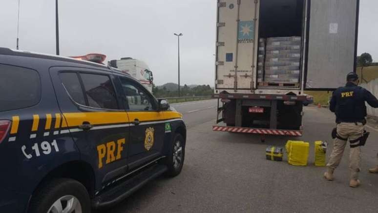 Policiais notaram na nota fiscal que a descrição do produto estava como "dorço" de frango. Porém, a grafia correto do termo é com s, "dorso"