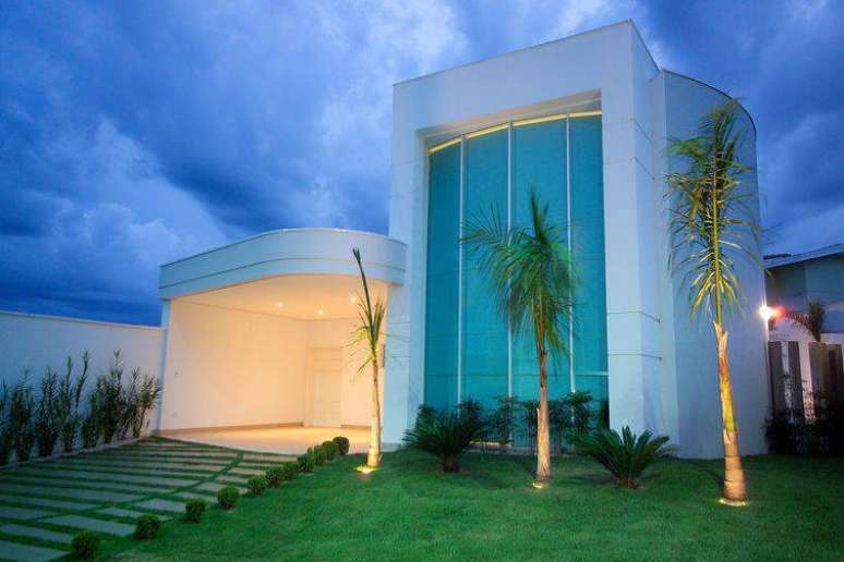 56. Modelo de fachada com p&eacute; direito duplo e com formas discretas