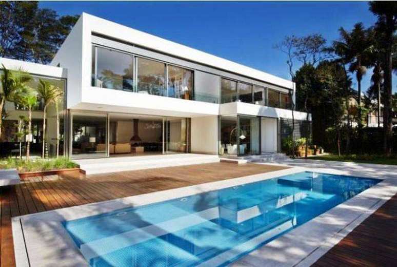 62. Os modelos de casas com fachada, paredes de vidro e piscina complementam a decora&ccedil;&atilde;o