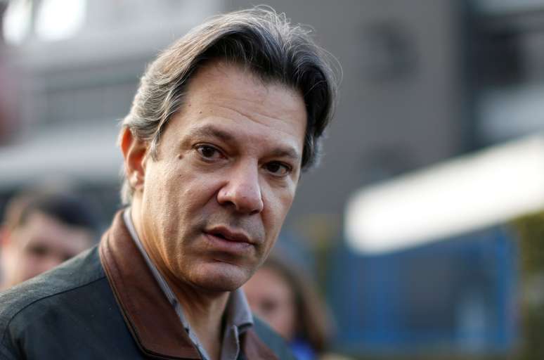Candidato a vice-presidente do PT, Fernando Haddad, deixa sede da Pol&iacute;cia Federal em Curitiba
06/08/2018 REUTERS/Rodolfo Buhrer