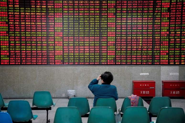 Investidor observa dados de ações em casa de corretagem em Xangai, na China 24/11/2017 REUTERS/Aly Song