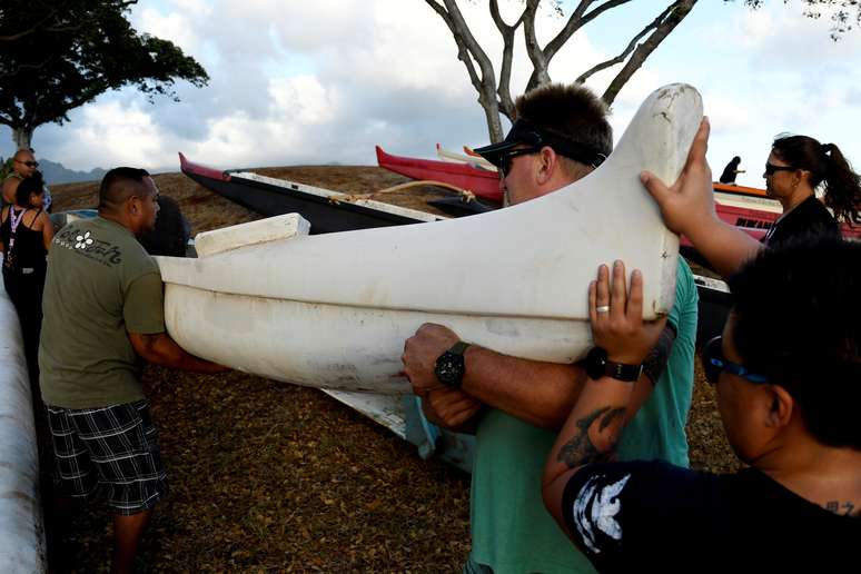 Moradores movem suas canoas em preparação para furacão Lane em Honolulu, Havaí 21/08/2018 REUTERS/Hugh Gentry