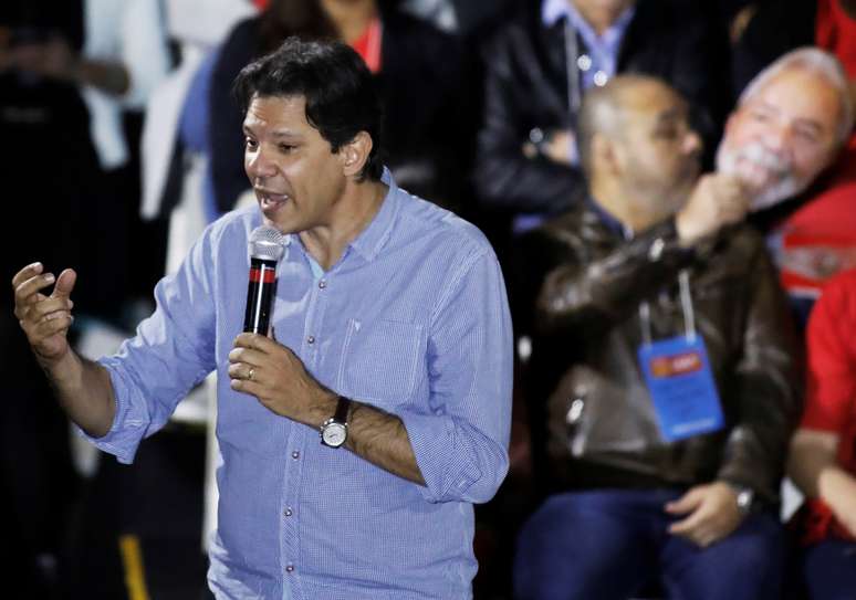 Candidato a vice na chapa do ex-presidente Luiz Inácio Lula da Silva, ex-prefeito de São Paulo Fernando Haddad discursa durante convenção nacional do PT
04/08/2018
REUTERS/Nacho Doce