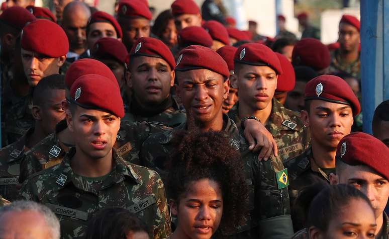 Militares durante enterro de soldado morto em operação em favelas do Rio 21/08/2018 REUTERS/Ricardo Moraes