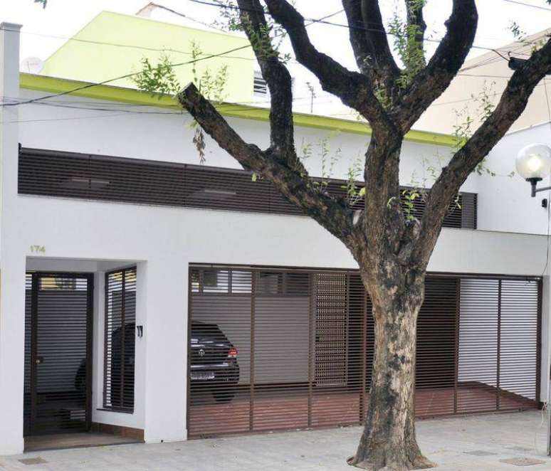 73. Existem v&aacute;rios modelos de casas com port&atilde;o ao inv&eacute;s de muros