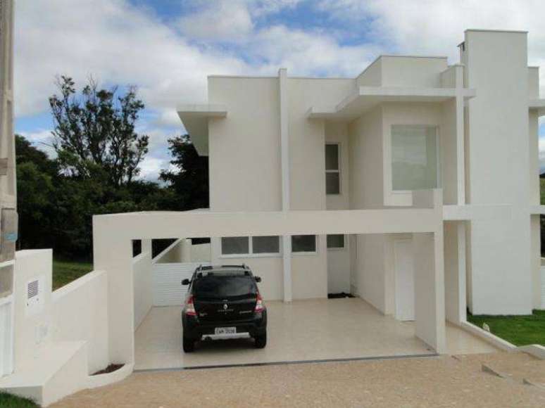 76. Modelo de casa com fachada geom&eacute;trica e branca