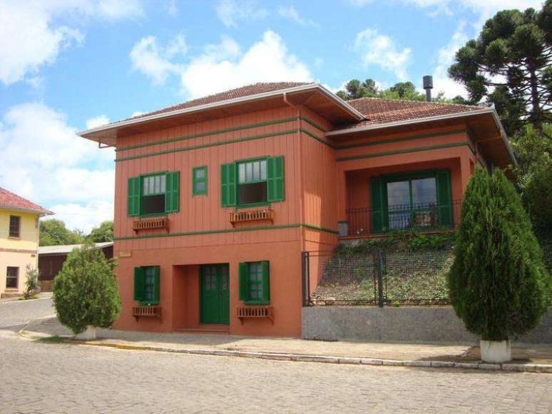 78. Modelos de casa com revestimento de madeira e colorida com as cores laranja e verde
