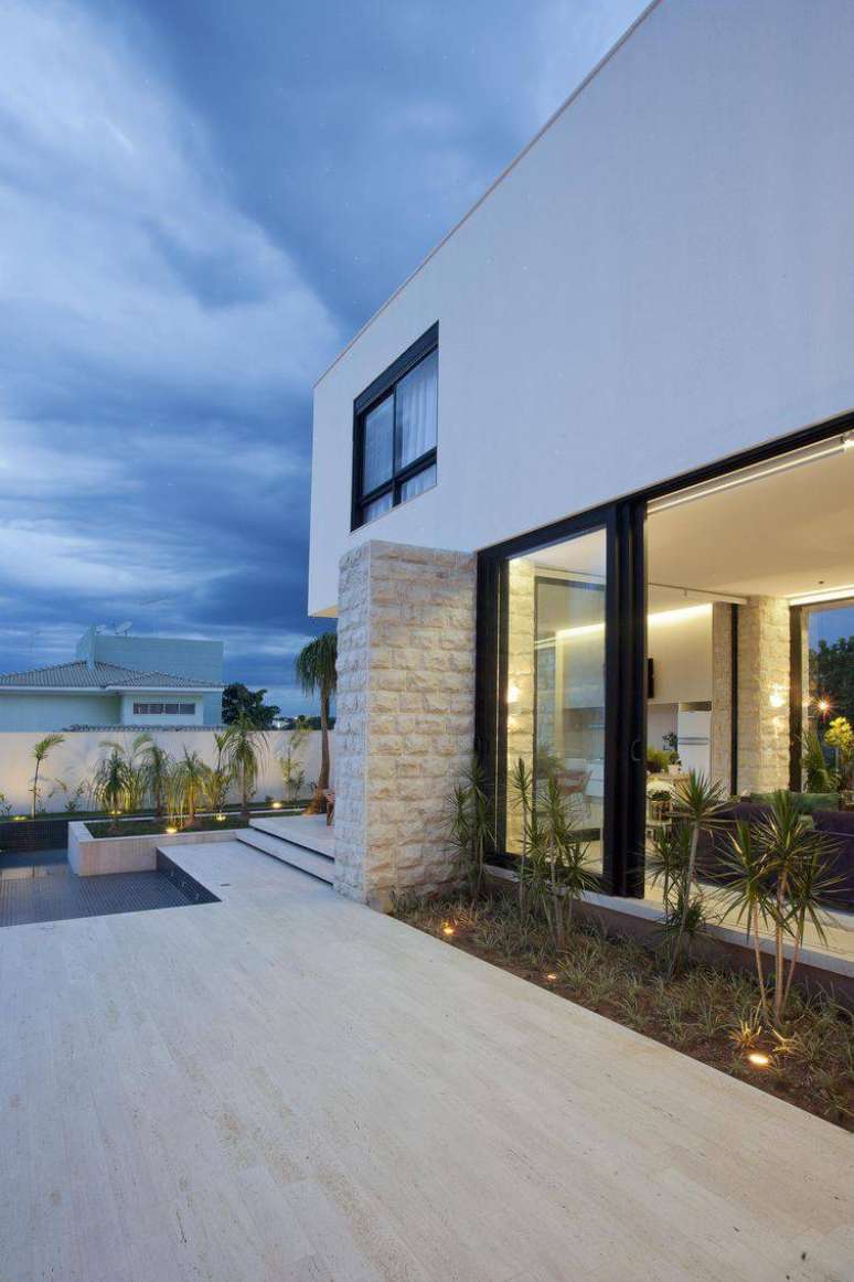13.  Os modelos de casas com dois andares  tem um visual moderno e elegante