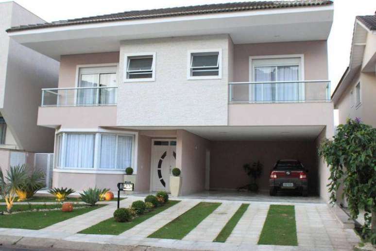 85. Modelo de casa de sobrado com sacada e cor clean