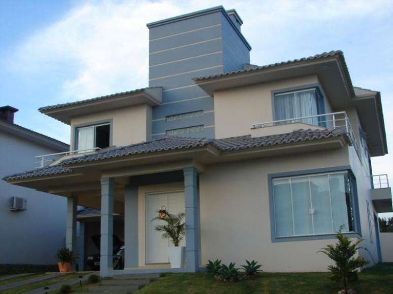 90. Modelo de casa tipo sobrado com sacada e detalhes em azul claro