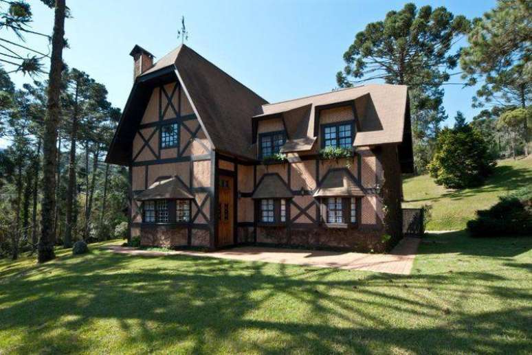 15. Fachada de casa de campo r&uacute;stica com dois andares