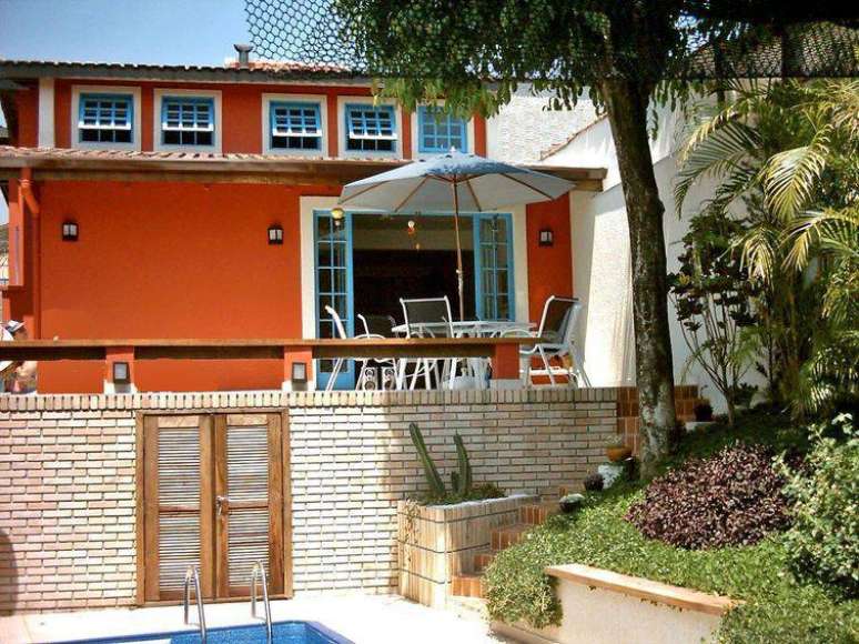 95. Modelo de casa laranja com detalhes em azul