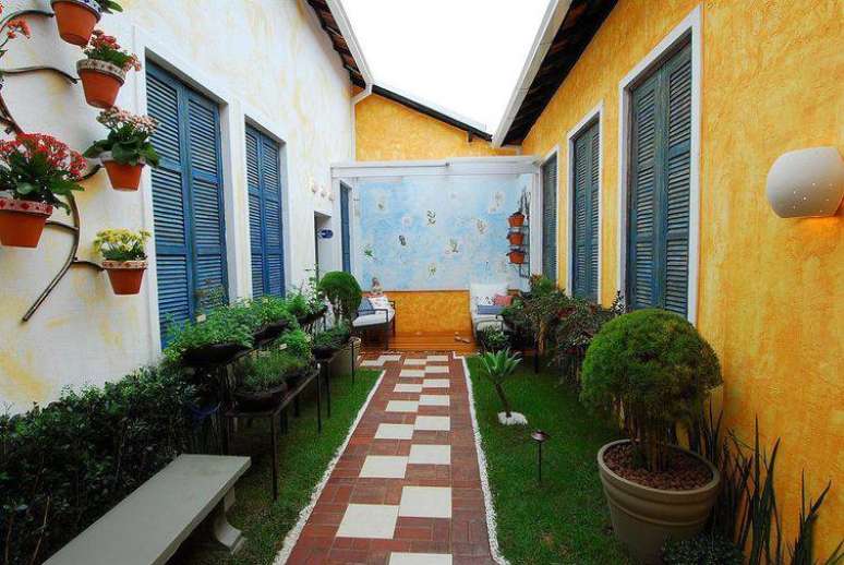 20. Modelos de casas com jardins de canteiro