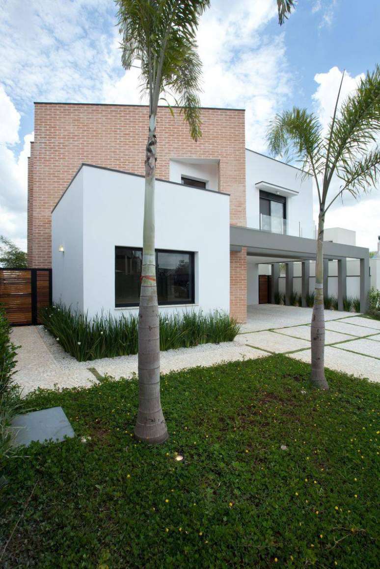 98. Modelo de casa com v&aacute;rios n&iacute;veis e tijolinho &agrave; vista