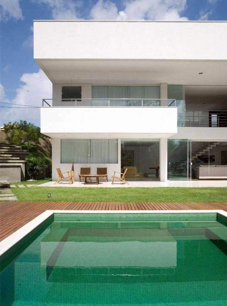 100. Modelos de casa com telhado embutido pintada na cor branca e com piscina