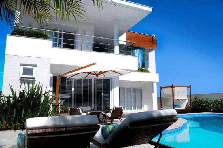 101.&nbsp; Exemplo para modelos de casas tipo sobrado com telhado embutido e varanda