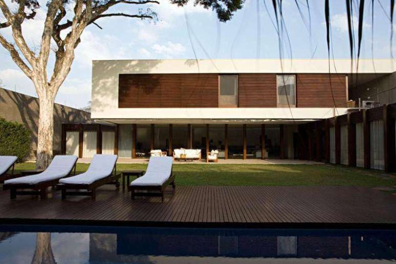 23. Alguns modelos de casas&nbsp; tem revestimento de alguns detalhes em madeira