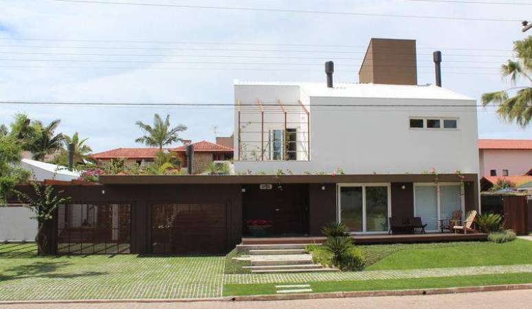 25. Mistura de marrom com branco fica muito elegante para a fachada de casa