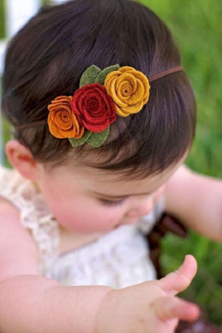48. Que tal investir no artesanato em feltro e fazer uma linda tiara de bebê? – Foto: Pinterest