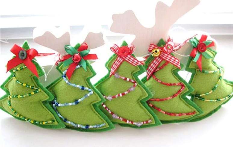 52. Pequenas árvores de natal feitas de artesanato de feltro – Foto: Pinterest