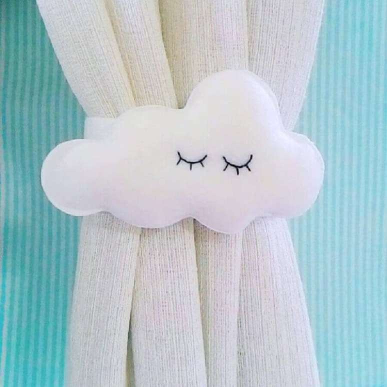 54. Artesanato em feltro em formato de nuvem para segurar cortina em quarto de bebê – Foto: Ateliê Marceli Lima
