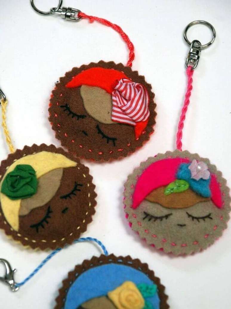 55. Chaveiros s&atilde;o ideias interessantes de artesanato em feltro para dar de lembrancinha em anivers&aacute;rio, batizado entre outros &ndash; Foto: Home Decoo