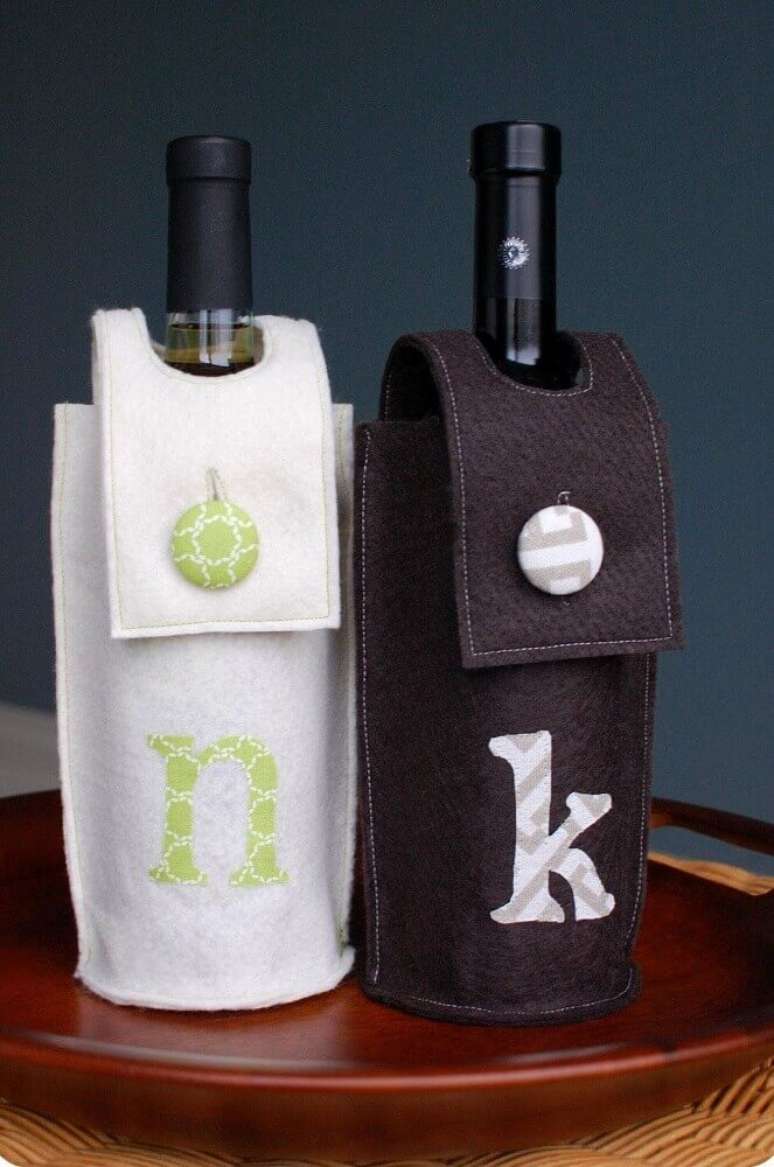 27. Artesanato em feltro para decorar garrafas de vinho
