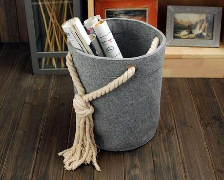 17. Decora&ccedil;&atilde;o com cesto para livros feito com artesanato de feltro mesclado &ndash; Foto: Pinterest