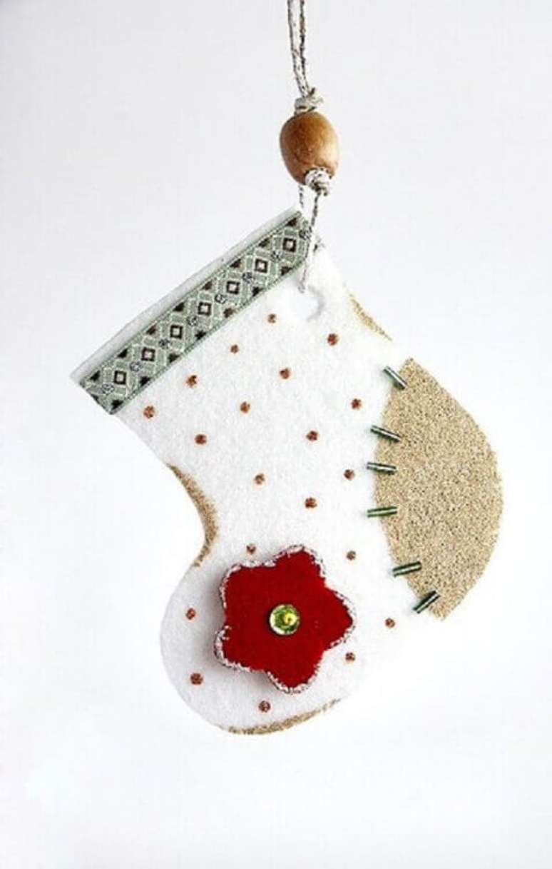 70. Bota natalina feita de artesanato em feltro para decoração de natal – Foto: Pinterest