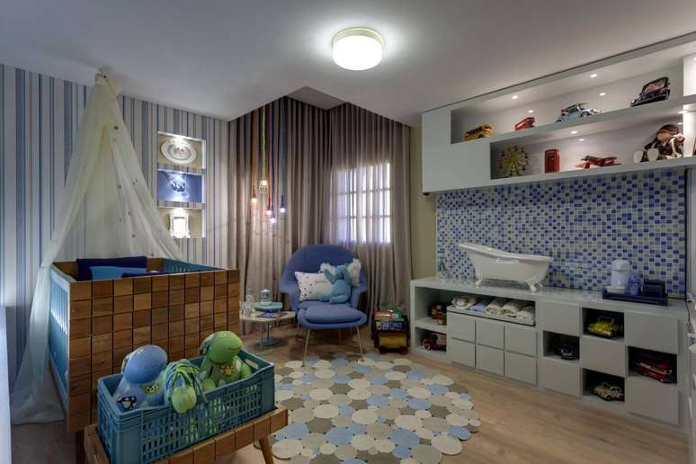 44. Decoração de quarto de bebê azul com iluminação aconchegante. Projeto de Haus Interiores