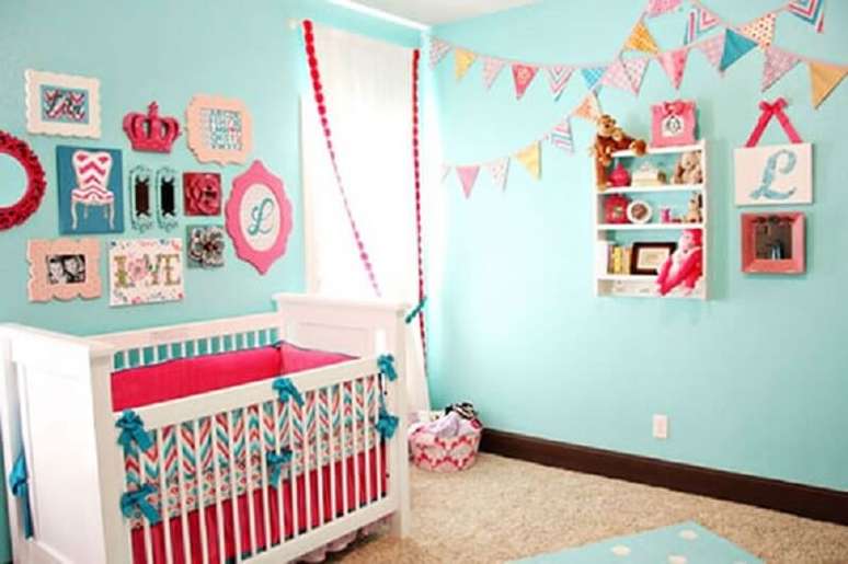 56- A decoração de quarto de bebê tem nas paredes quadros em destaque. Fonte: Mundo LazaFornaza