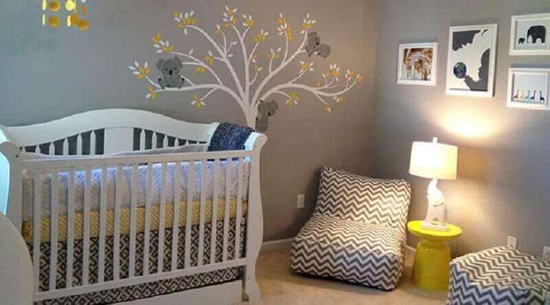 54- Decoração de quarto de bebê cinza é valorizada pelo abajur amarelo. Fonte: Coisas de Karol
