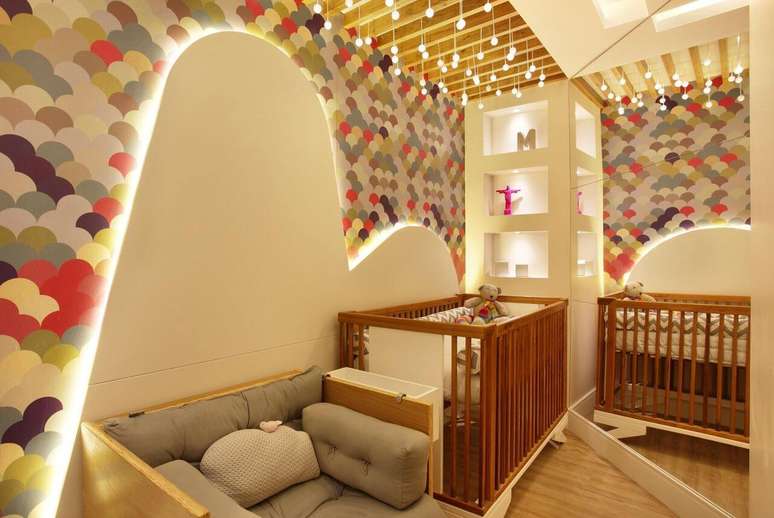 45. Decoração de quarto de bebê colorida em quarto pequeno ampliado pelo uso de espelho na parede. Projeto de Morar Mais Por Menos