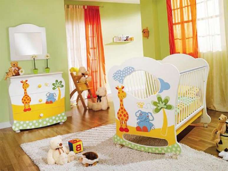 60- A decora&ccedil;&atilde;o de quarto de beb&ecirc; &eacute; valorizada pelos mesmos motivos na c&ocirc;moda e no ber&ccedil;o. Fonte: Art Maison