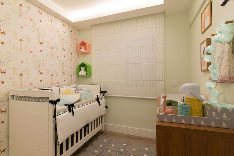 46. O projeto de Danyela Correa traz uma decoração de quarto de bebê colorida, porém com cores suaves