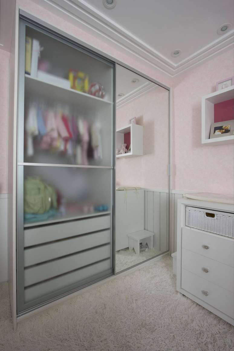 20. Essa decoração de quarto de bebê conta com um armário grande que com certeza poderá continuar sendo usado em outras fases da vida. Projeto de Leo Shehtman