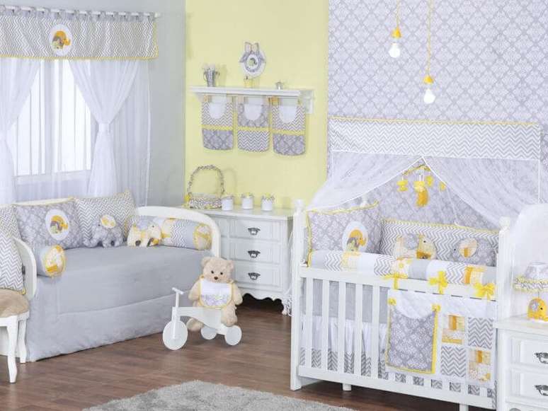 63- A decoração do quarto de bebê é delicada e pintada com cores pasteis. Fonte: Blog grão da gente
